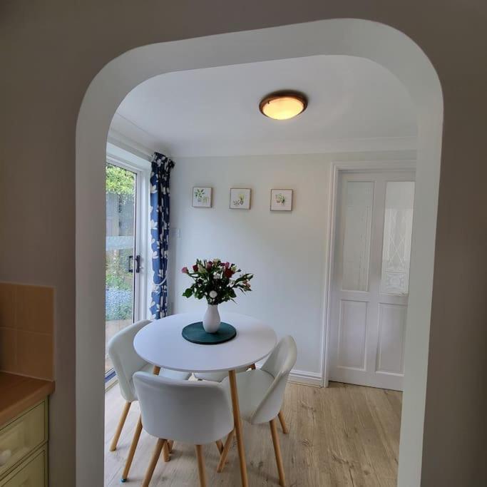 Cheerful, Cosy, One Bedroom Home With Patio And Parking Newbury  Buitenkant foto