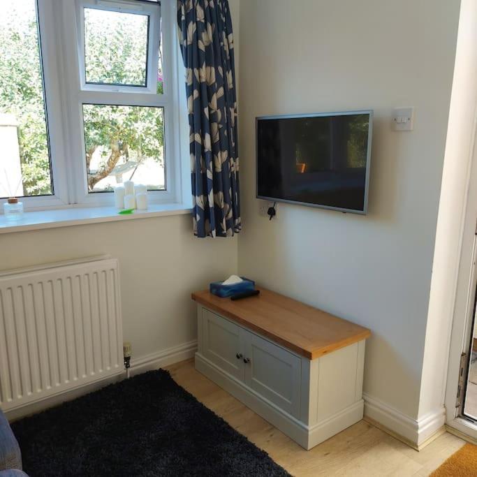 Cheerful, Cosy, One Bedroom Home With Patio And Parking Newbury  Buitenkant foto