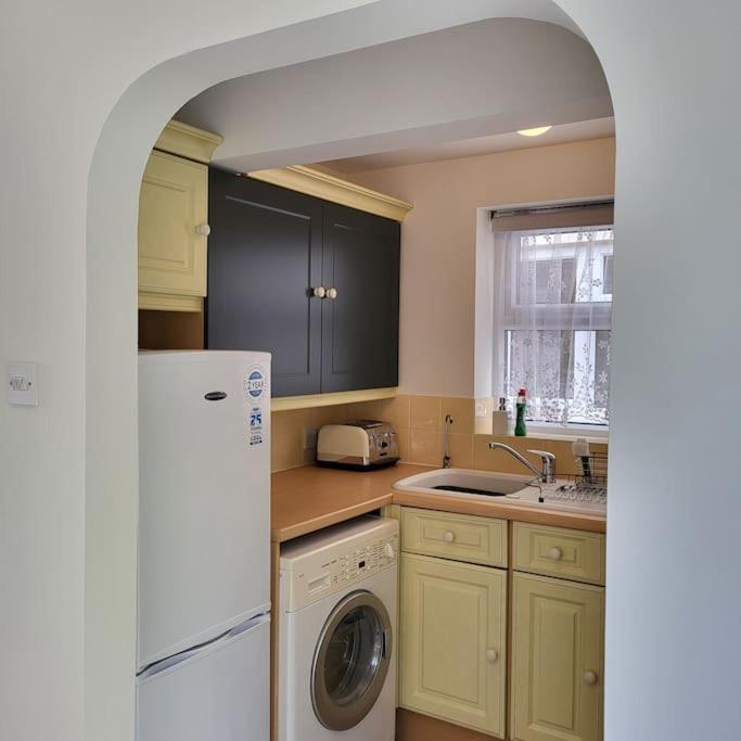 Cheerful, Cosy, One Bedroom Home With Patio And Parking Newbury  Buitenkant foto