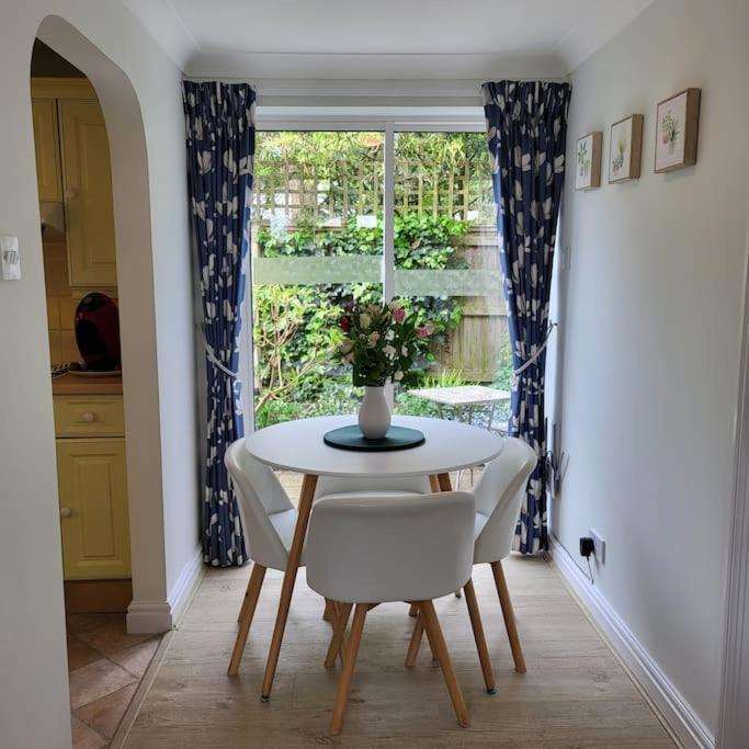 Cheerful, Cosy, One Bedroom Home With Patio And Parking Newbury  Buitenkant foto