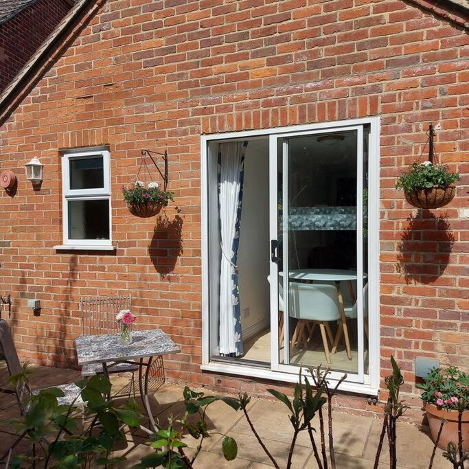 Cheerful, Cosy, One Bedroom Home With Patio And Parking Newbury  Buitenkant foto