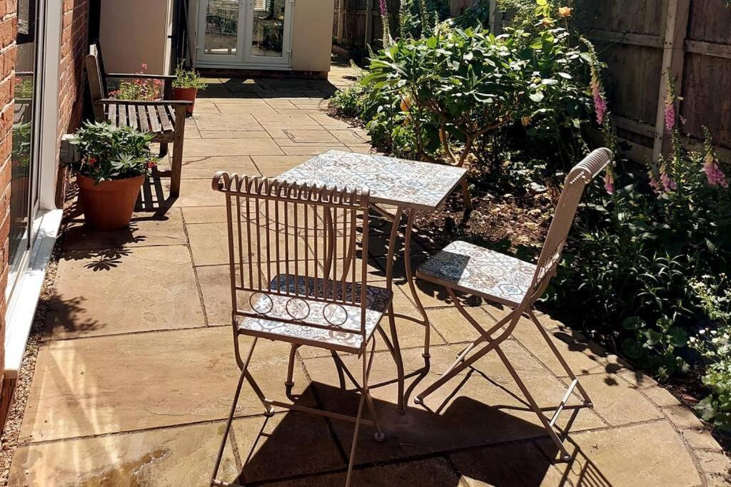 Cheerful, Cosy, One Bedroom Home With Patio And Parking Newbury  Buitenkant foto