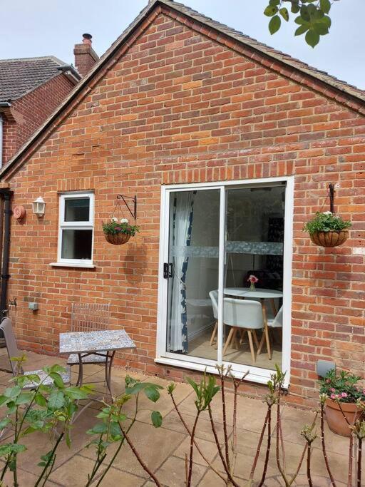 Cheerful, Cosy, One Bedroom Home With Patio And Parking Newbury  Buitenkant foto